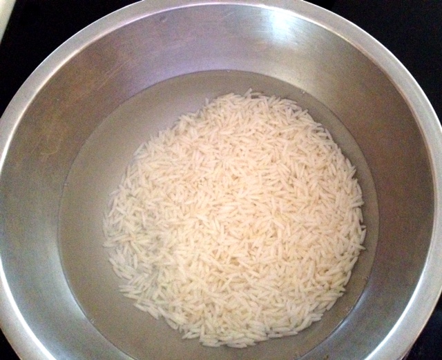 Можно ли рисовую. Замоченный рис. Вымоченный рис. Замачивание риса. Рис замоченный в воде.